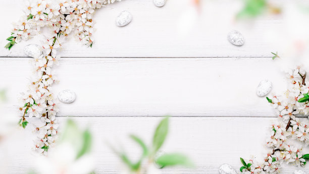 复活节春天的背景。樱花，白色快乐的复活节彩蛋在木制的春天背景。复活节壁纸。春假概念。图片下载