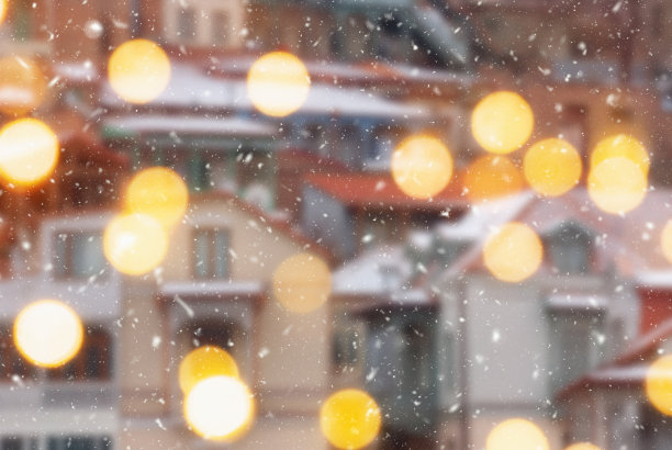 第比利斯市美丽的冬季模糊背景与飘落的雪和散景灯图片下载