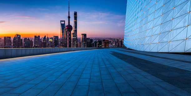 在上海日出时，空地板和墙壁与城市天际线图片下载