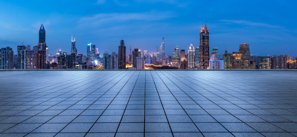 上海夜晚的空地板和城市天际线图片下载