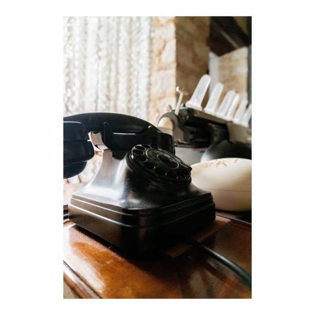 老式电话放在老式桌子上图片下载