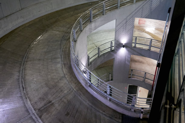 地下停车场的坡道图片下载