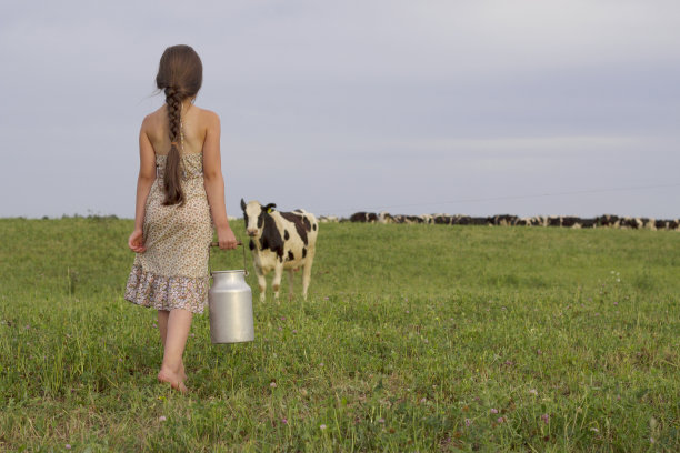 女孩有长长的黑发和复古的可以图片下载