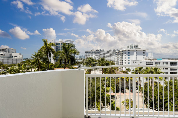 从一栋楼的阳台上拍的图片下载