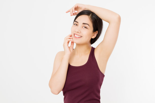 皮肤护理和腋窝概念。化妆和化妆品。年轻的亚洲女子孤立在白色背景的夏天衬衫。副本的空间。图片下载