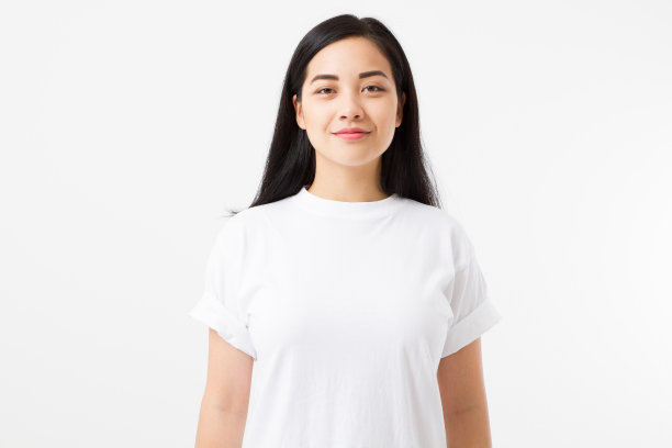 年轻的亚洲女孩被隔离在白色背景上。副本的空间。模拟。夏季女子服装空白模板白t恤。图片下载