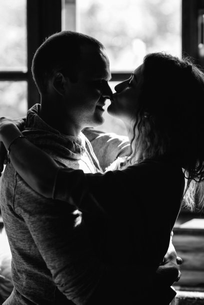 房子里靠窗远眺的男人和女人图片下载