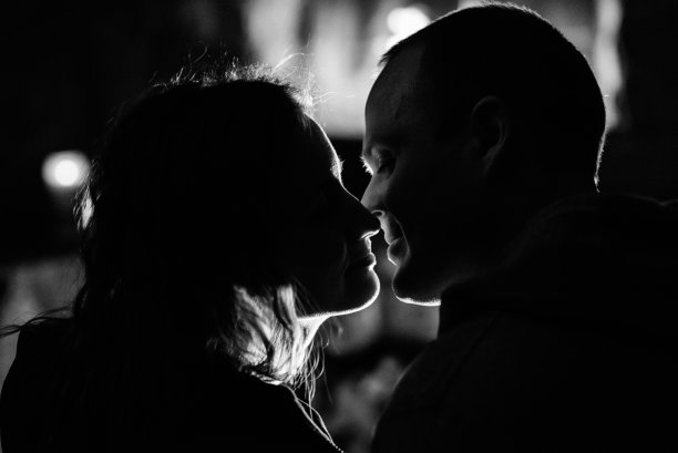 男人和女人坐在燃烧的壁炉背景前图片下载