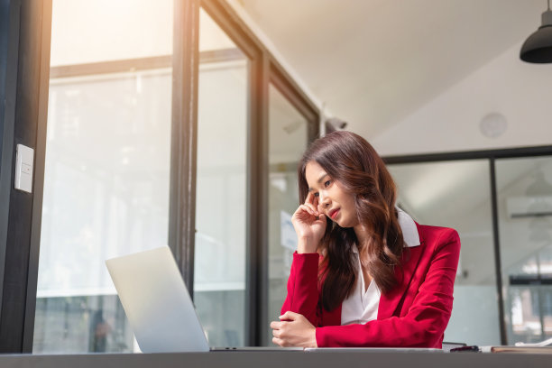 概念倦怠综合症。职场女性工作不舒服。这是由于工作不成功积累的压力和休息时间过少造成的。向精神病专家咨询。图片下载