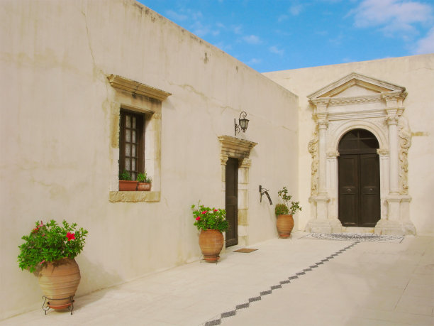 希腊，克里特岛，哥尼亚修道院内院图片下载