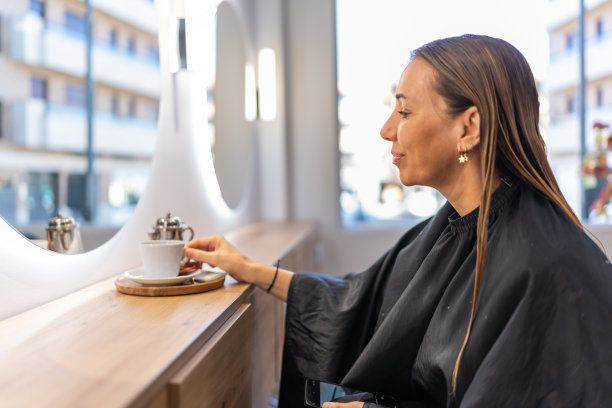 湿头发的女人在沙龙喝咖啡图片下载