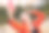 穿着休闲装的漂亮微笑模特。性感无忧无虑的女性在街上摆姿势。智能手机自拍自拍照片图片下载