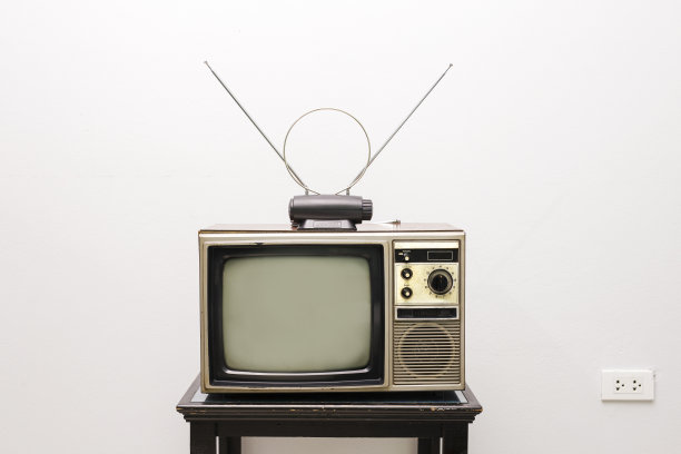 复古的老电视与天线在桌子上的房间与白色背景。复古风格滤镜摄影图片下载