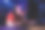 深思熟虑的女玩家在游戏俱乐部玩电子竞技。图片下载