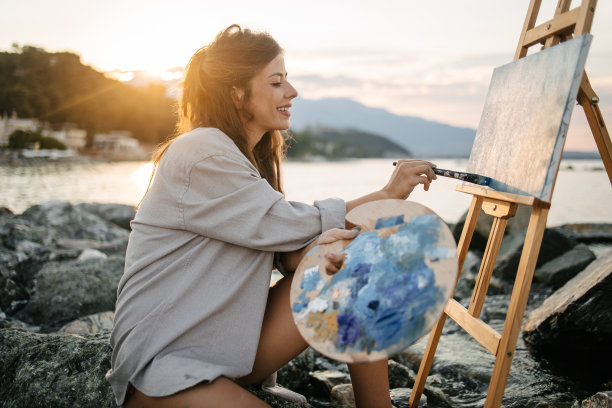 在海边作画图片下载