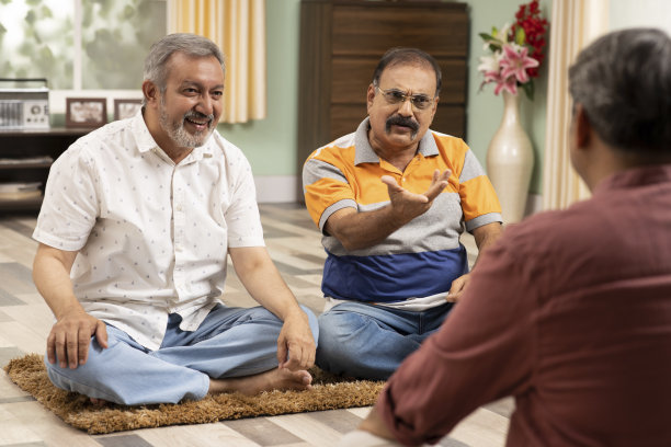 长辈们坐在家里讨论。库存图片图片下载