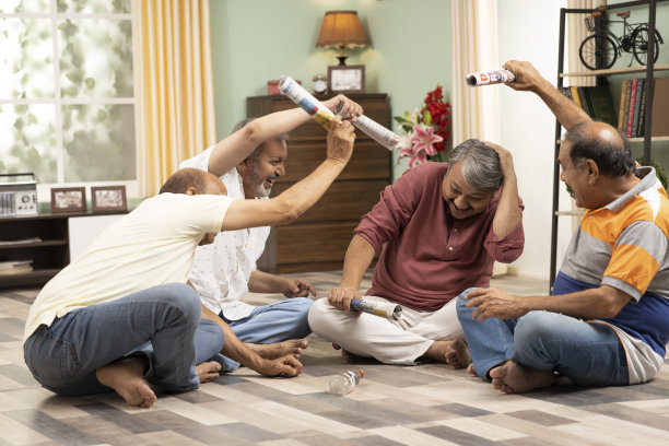 朋友们在家里玩转瓶子。库存图片图片下载