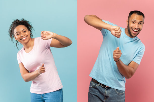 黑人男人和女人从看不见的广告牌，站在一起的粉红色和蓝色减半演播室背景图片下载