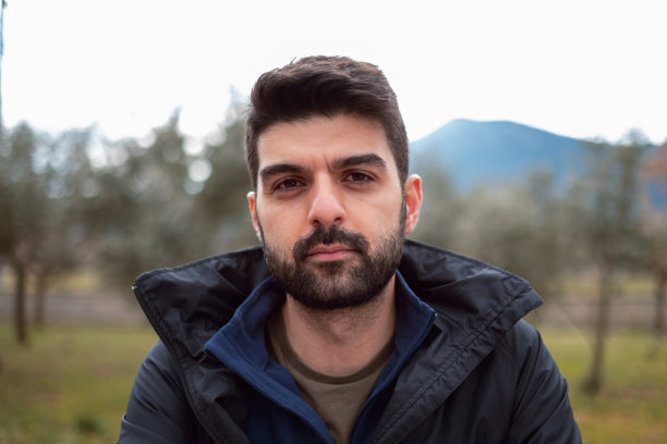 一个成熟男人的肖像图片下载