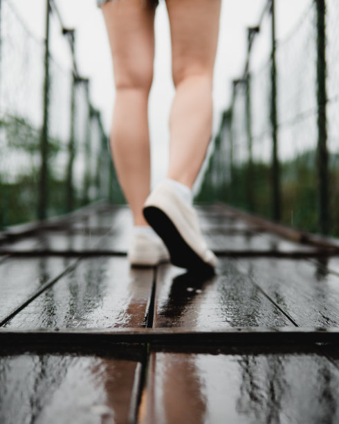 一个年轻女子的腿向前走在背景图片下载