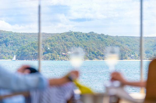 一对成熟的夫妇在甲板上喝酒图片下载