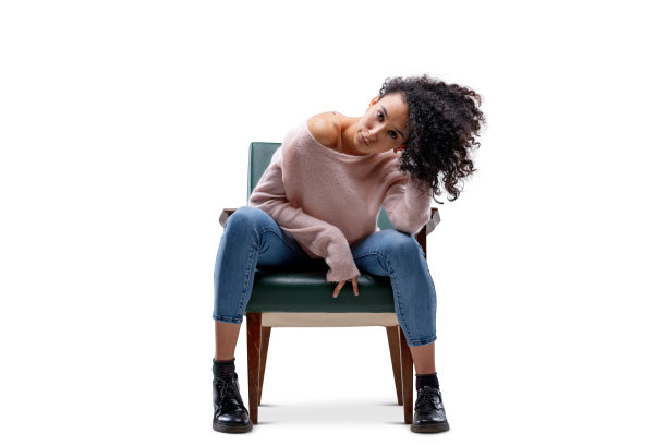 年轻女子一头卷发，自信而轻浮，修长哈图片下载