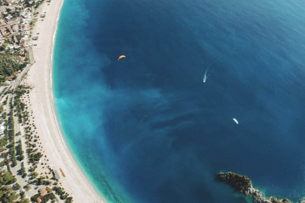 从无人机的角度拍摄奥鲁德尼兹海滩图片下载