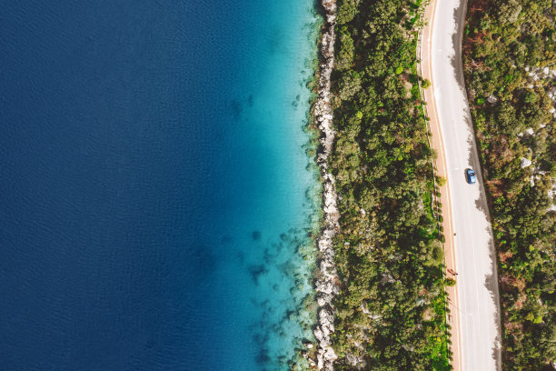 无人机航拍的公路沿海岸运行，卡斯，土耳其图片下载