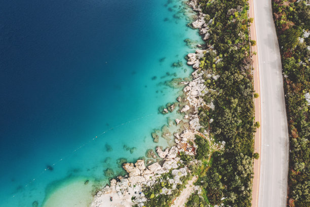 无人机航拍的公路沿海岸运行，卡斯，土耳其图片下载