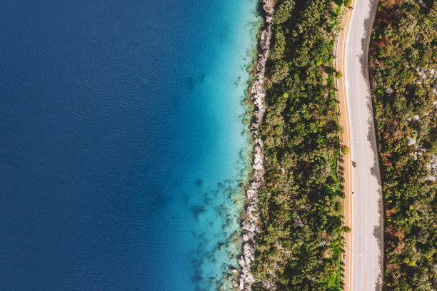 无人机航拍的公路沿海岸运行，卡斯，土耳其图片下载