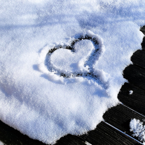 心形画在雪覆盖表图片下载