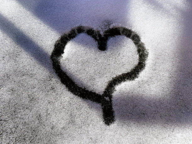 雪中画的心形图片下载
