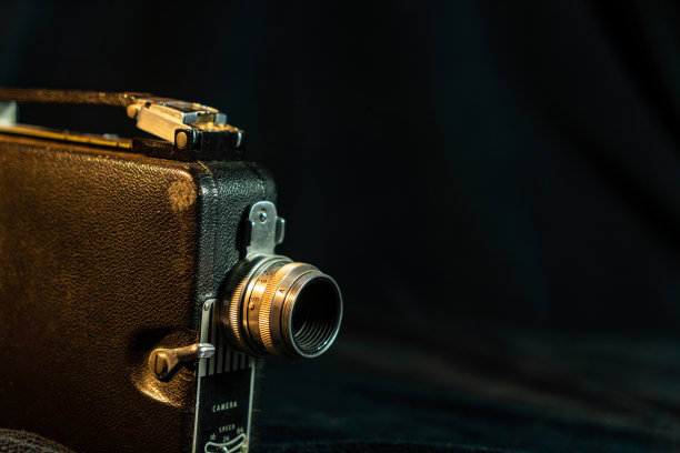 老式胶片相机与黑色背景图片下载