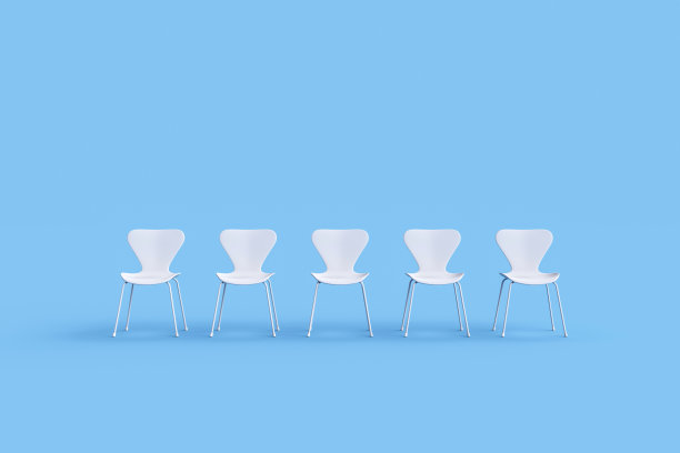 五把蓝色背景的白色椅子图片下载