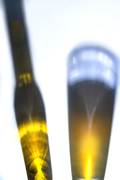 啤酒瓶和玻璃的影子落在白色的背景上。图片下载