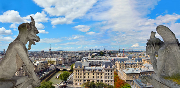 巴黎圣母院大教堂。著名的奇美拉(恶魔)俯瞰埃菲尔铁塔。法国巴黎图片下载