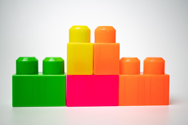 儿童玩具是由各种颜色的塑料制成的，用于锻炼发展技能。图片下载