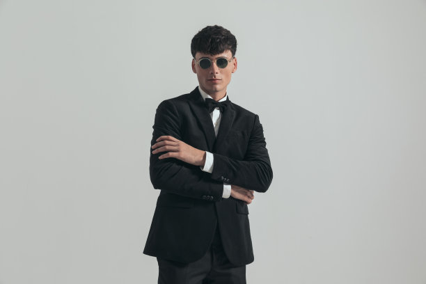 商人双手交叉在身体上图片下载