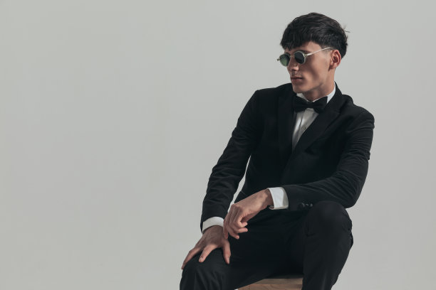 商人摆出很酷的姿势图片下载