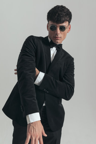 商人双臂交叉，摆出性感的姿势图片下载