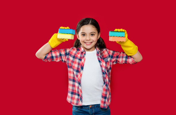 微笑的女孩清洁工在工作室做家务。女孩清洁工做家务图片下载