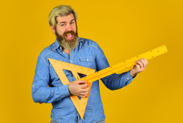 免费教育。教学几何。或长或短。有胡子的人用尺子。教育的概念。学校课程。快乐地学习。测量工具。老师阻止。测量厘米。学校教育图片下载