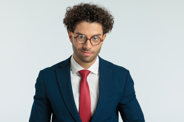 商人对着镜头笑得很开心图片下载