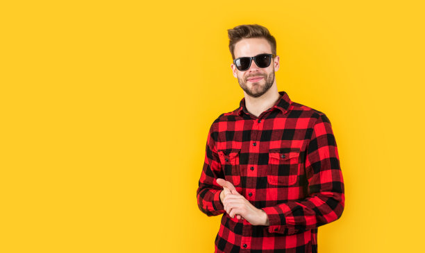 男性美容趋势。大胡子男人，性感的鬃毛戴着眼镜。面部毛发和皮肤护理。英俊的男人穿格子衬衫。不刮胡子的休闲男。男性理发师和理发店。本空间图片下载