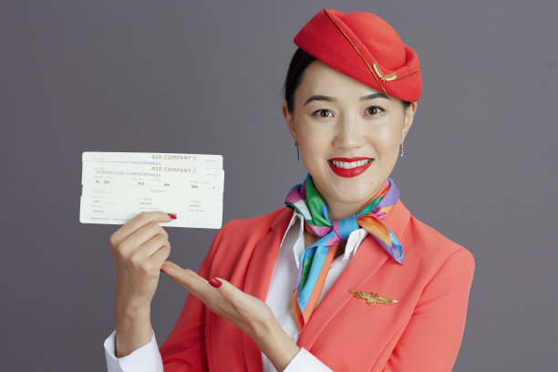 快乐时尚的空姐亚洲女子孤立在灰色图片下载