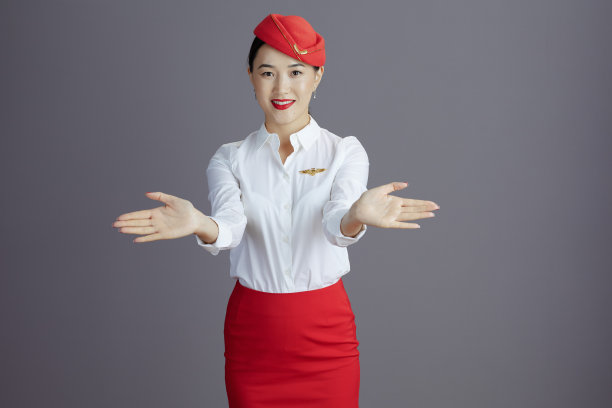空姐亚洲女子做手势孤立在灰色图片下载