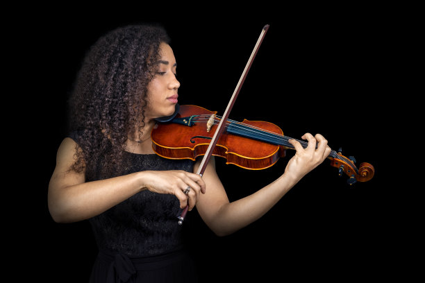 美丽的非洲小提琴手女孩演奏小提琴图片下载