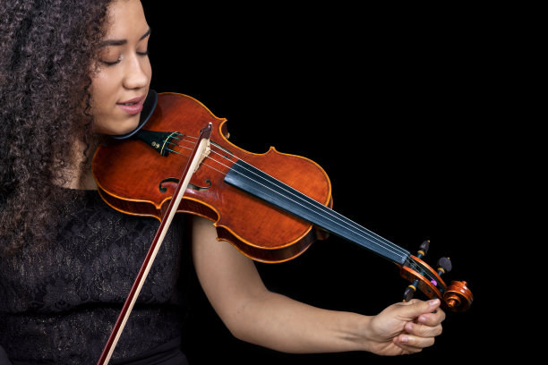 非裔美国专业小提琴家与辫子的头发演奏小提琴的女人图片下载