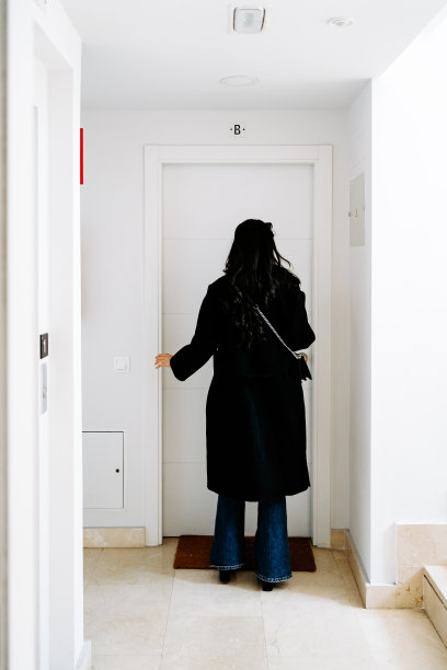 快乐的年轻亚洲游客女子拿着护照和登机牌，行李准备在蓝色背景上度假旅行。图片下载