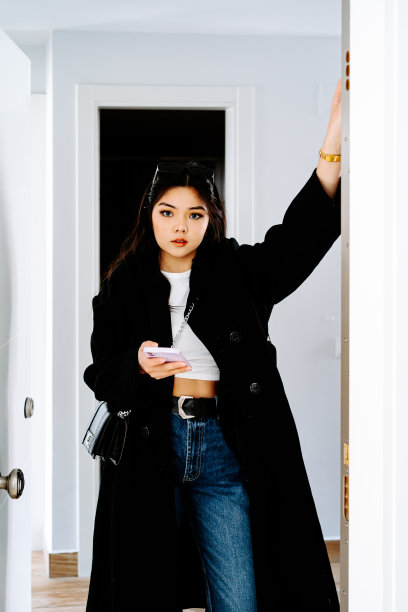 快乐的年轻亚洲游客女子拿着护照和登机牌，行李准备在蓝色背景上度假旅行。图片下载